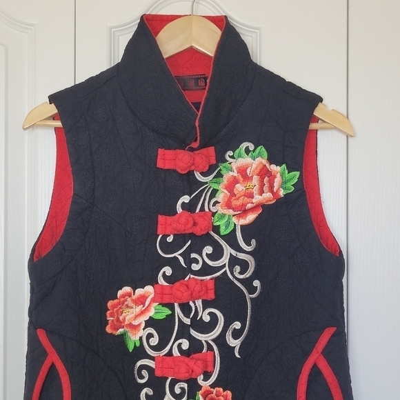 Embroidered Button Front Vest - Picture 8 of 9